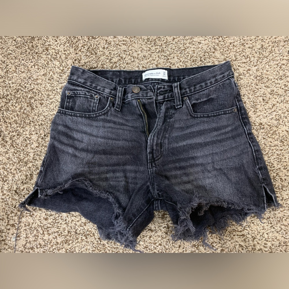 Abercrombie & Fitch mid rise boyfriend shorts.